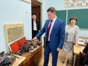 Благодаря помощи заместителя председателя  Законодательного Собрания Вадима Ромасенко в музей железнодорожного отделения возвращена историческая модель паровоза «Коммунар»