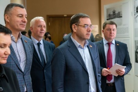 Депутаты Законодательного Собрания посетили открытую в областном парламенте выставку Кыштымского историко-революционного музея «Открытие закрытого музея»