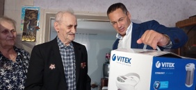 Депутат Олег Садовских поздравил ветерана Великой Отечественной войны со 100-летием