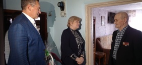 Депутат Олег Садовских поздравил ветерана Великой Отечественной войны со 100-летием