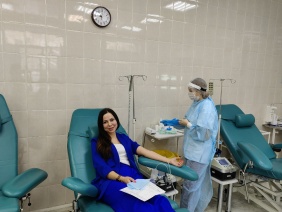 Олег Садовских принял участие в акции по сдаче крови