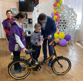 Депутат Олег Садовских пришел в гости к воспитанникам детского реабилитационного центра Златоуста