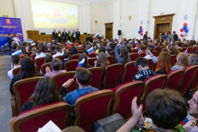 Александр Лазарев вручил стипендии Законодательного Собрания студентам и аспирантам профессиональных образовательных организаций и образовательных организаций высшего образования