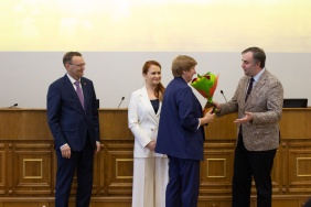 Заместитель председателя Законодательного Собрания Олег Гербер поздравил победителей конкурсов журналистских работ на лучшее освещение деятельности областного парламента