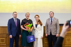 Заместитель председателя Законодательного Собрания Олег Гербер поздравил победителей конкурсов журналистских работ на лучшее освещение деятельности областного парламента