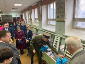 Благодаря помощи заместителя председателя  Законодательного Собрания Вадима Ромасенко в музей железнодорожного отделения возвращена историческая модель паровоза «Коммунар»