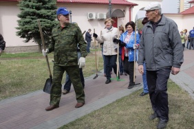 Сегодня депутаты и аппарат Законодательного Собрания вышли на традиционный весенний субботник в Сад Победы