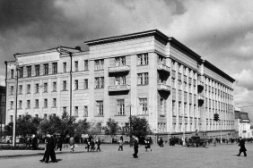 Здание Челябинского обкома ВКП(б). 1948 г. Фото из фондов ОГАЧО