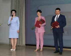 Депутат Законодательного Собрания Татьяна Кузнецова поздравила «Златоустовский техникум технологий и экономики» с 60-летним юбилеем со дня основания Златоустовского металлургического колледжа