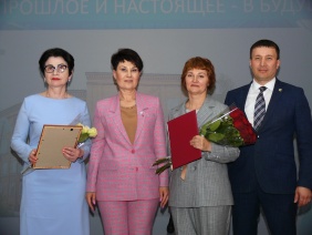 Депутат Законодательного Собрания Татьяна Кузнецова поздравила «Златоустовский техникум технологий и экономики» с 60-летним юбилеем со дня основания Златоустовского металлургического колледжа