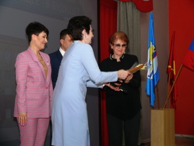 Депутат Законодательного Собрания Татьяна Кузнецова поздравила «Златоустовский техникум технологий и экономики» с 60-летним юбилеем со дня основания Златоустовского металлургического колледжа