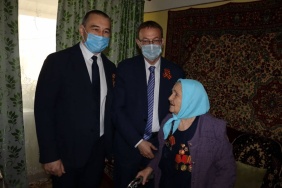 Зайти в гости к ветерану, поговорить в уютной домашней обстановке, расспросить о проблемах и возможности оказания помощи стало доброй традицией не только в преддверии знаменательных дат или праздников.