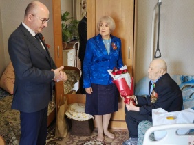 Зайти в гости к ветерану, поговорить в уютной домашней обстановке, расспросить о проблемах и возможности оказания помощи стало доброй традицией не только в преддверии знаменательных дат или праздников.