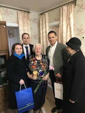 Зайти в гости к ветерану, поговорить в уютной домашней обстановке, расспросить о проблемах и возможности оказания помощи стало доброй традицией не только в преддверии знаменательных дат или праздников.