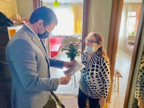 Зайти в гости к ветерану, поговорить в уютной домашней обстановке, расспросить о проблемах и возможности оказания помощи стало доброй традицией не только в преддверии знаменательных дат или праздников.