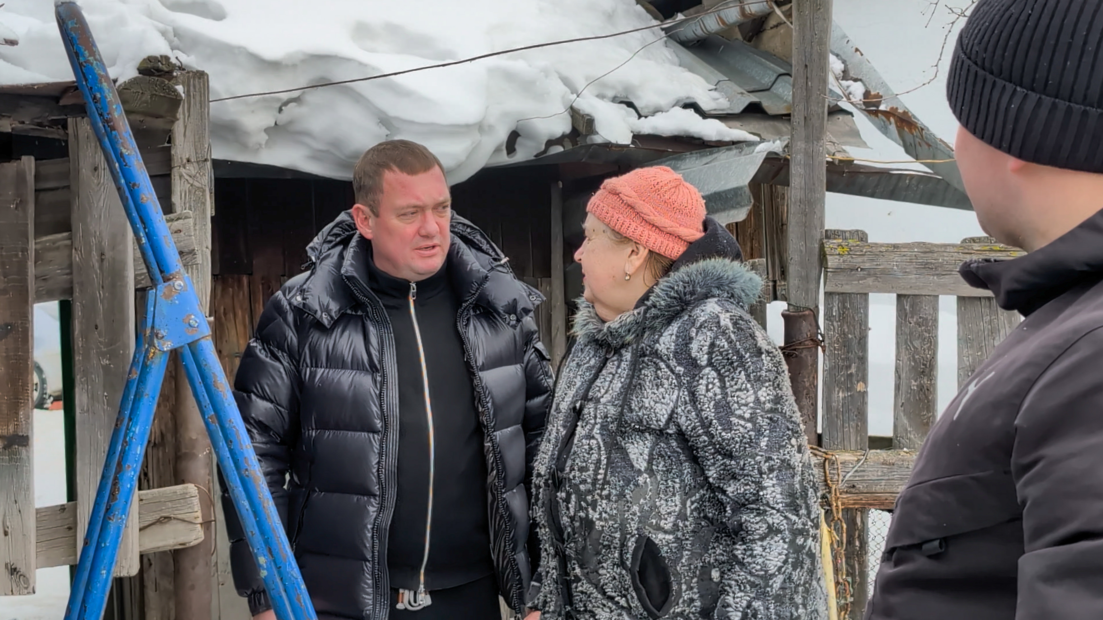 Фото предоставлено помощником депутата Заместитель председателя Законодательного Собрания Виталий Пашин и депутат Алексей Беседин оказали помощь жителям