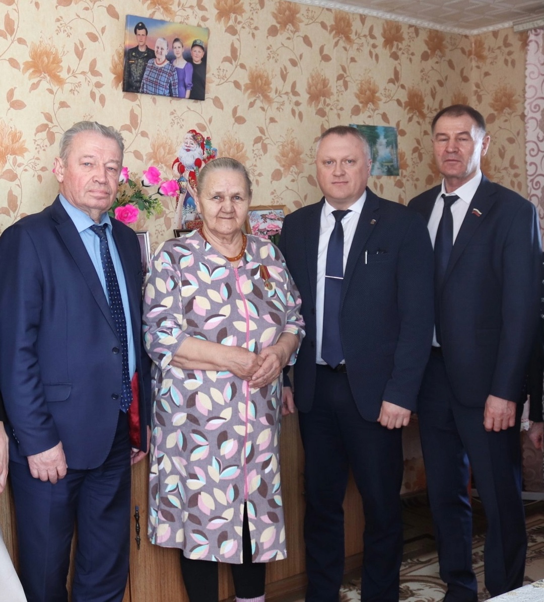 Анатолий Брагин в преддверии 80-летия Великой Победы вручил юбилейные «80 лет Победы в Великой Отечественной войне 1941–1945 гг.» жителям Агаповского района